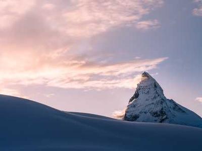 The Powerful Messages That Woody Guthrie & Pete Seeger Inscribed on Their Guitar & Banjo: “This Machine Kills Fascists” and “This Machine Surrounds Hate and Forces it to Surrender”